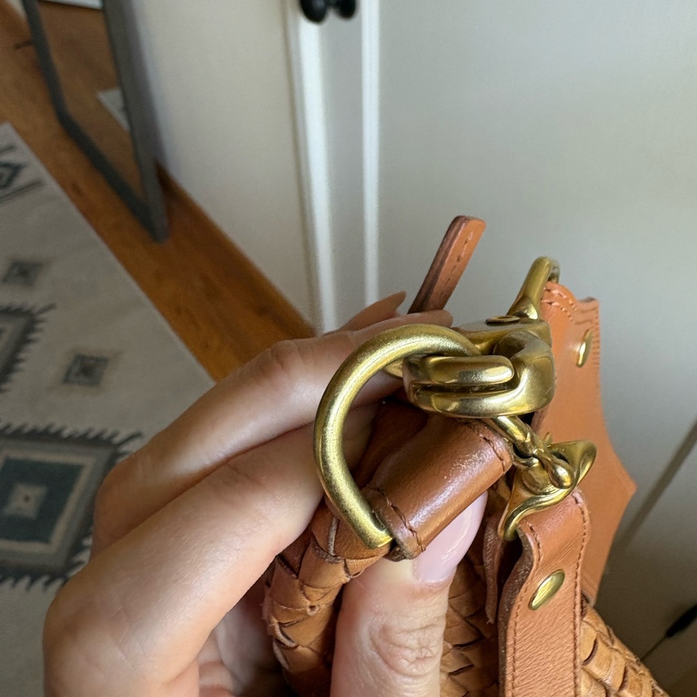 Clare V. Woven Moyen Messenger - Picture 9 of 11